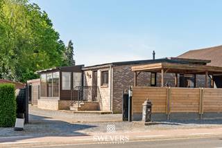 Voor meer info en foto’s, surf naar www.swevers.be<br /> – Deze charmante bungalow in de Bieststraat in Heusden-Zolder combineert een centrale ligging met aangenaam wooncomfort. De woning werd gebouwd in 1992 en beschikt over een bewoonbare oppervlakte van circa 90 m², volledig ingericht op één niveau. Dankzij de praktische indeling en het ontbreken van een renovatieplicht vormt dit een ideale opportuniteit voor wie rustig wil moderniseren naar eigen smaak.<br /><br />Via de inkomhal bereikt u de gezellige leefruimte van ongeveer 14 m², waar grote raampartijen zorgen voor veel natuurlijke lichtinval en een mooi zicht op de tuin. Aansluitend bevindt zich de keuken van circa 10 m² met voldoende mogelijkheden voor een hedendaagse inrichting. Verder telt de woning drie slaapkamers van ongeveer 15 m², 8 m² en 7 m². Hierdoor is deze bungalow perfect geschikt voor gezinnen, koppels of wie extra ruimte zoekt voor een bureau of hobbykamer. De badkamer is functioneel ingericht en centraal gelegen.<br /><br />Buiten geniet u van een zuidgericht perceel van 5 are 72 centiare waar zon en privacy centraal staan. De tuin biedt alle ruimte voor een terras, speelruimte of groene ontspanningsplek. Extra troeven zijn de carport, garagebox en ruime parkeergelegenheid voor meerdere voertuigen.<br /><br />De ligging is bijzonder praktisch met winkels, horeca en ontspanning op wandelafstand, scholen op ongeveer 1 km, openbaar vervoer op 300 meter en een vlotte verbinding naar de autosnelweg op slechts 1,5 km. Een ideale woning met veel potentieel op een centrale locatie in Heusden-Zolder. Voor meer informatie, bel 011 255 155. Bron bewoonbare oppervlakte: EPC – verslag.