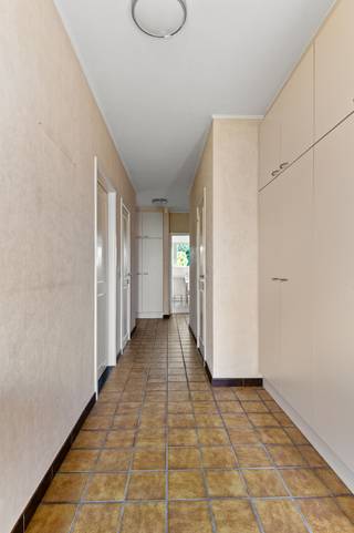 Wie graag rustig woont, privacy belangrijk vindt én houdt van ruimte, zit hier goed. Deze bijzonder verzorgde laagbouwvilla ligt op een mooi perceel van ca. 600 m² en werd doorheen de jaren zeer goed onderhouden. Een woning die vandaag al comfortabel woont, maar tegelijk nog mogelijkheden biedt voor afwerking naar persoonlijke smaak. <br /><br />Binnen valt vooral het royale volume op. De leefruimtes zijn ruim en aangenaam ingedeeld, met een recente keuken als praktische centrale plek in huis. Verder zijn er twee grote slaapkamers, de verzorgde badkamer, gastentoilet en een ruime inpandige garage. Alles bevindt zich dus comfortabel op één niveau. Bovendien is er een praktische kelder. <br /><br />Ook buiten is het fijn vertoeven. De verzorgde tuin biedt de nodige privacy en vormt een rustige plek om van mooie dagen te genieten, zonder dat het onderhoud de bovenhand neemt.<br /><br />En dan is er nog de eerste verdieping. Die is vandaag niet ingericht, maar biedt heel wat mogelijkheden. Extra slaapkamers, een bureau, hobbyruimte of misschien een combinatie ervan? Je kan deze verdieping verder invullen volgens je eigen wensen.<br /><br />Het resultaat is een zeer goed gelegen en uitstekend onderhouden woning met opvallend veel ruimte voor een laagbouwvilla. Comfortabel zoals ze vandaag is, met mogelijkheden voor morgen.
