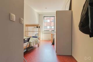 <p>This 17m² swo student room (with rent guarantee) is located on the third floor of the Waterview residence on Engels Plein in Leuven. This student residence is one of a kind. The location is extremely convenient for students, just 1 km from Leuven station and within walking distance of the city centre. The vibrant neighbourhood along the Vaartkom also offers plenty of leisure facilities, restaurants, shops and green spaces to meet all the needs of today’s student.<br /><br />The student room features a pleasant living area and a separate bathroom equipped with a washbasin, shower and toilet. There is also a large communal roof garden, bicycle storage, etc. <span>The spacious communal area, shared with 8 residents, is fitted with a fully equipped kitchen.<br /><br /></span><span>The residence is fully managed by KU Leuven, so as an investor you need not worry about letting, management or maintenance.<br /><br /></span><span>Don’t miss this opportunity and request further information, with no obligation, about your hassle-free investment in one of Leuven’s most iconic locations.<br /><br />Rental income: €745 per quarter (rental guarantee)<br /></span></p>