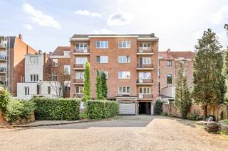 Dit ruime appartement van 128m² is gelegen vlakbij het Station, de Bondgenotenlaan en het Ladeuzeplein in een statig gebouw met hoge plafonds en parketvloeren.   Het strekt zich uit van de voorzijde tot de achterzijde met mooi uitzicht.  Indeling met een ruime inkomhal met aparte berging/vestiaire, een grote leefruimte in parketvloer, hoge plafonds (2m85), grote ramen en veel lichtinval alsook een aparte ingerichte keuken.  Via de nachthall met apart toilet bereiken we de 3 slaapkamers (ook in parketvloer) en een ingerichte badkamer.<br />Ondergronds beschik je over een privatieve voorraadkelder en op de zolderverdieping is er tevens een privatieve berging voorzien.<br />Achteraan het gebouw is er een ruime garagebox met poort optioneel bij aan te kopen (35.000 Euro), makkelijk bereikbaar via de straatzijde.<br />EPC label C, score 255 - asbestveilig - elektriciteit is conform.<br />Indien u dit appartement graag bezoekt dan kan u mij steeds bereiken via 0477284876 of via  mail vincent@immojanstas.be.  Bijkomende info (EPC, bodemattest, elektriciteitsattest, enz...) kan U hier downloaden ↓