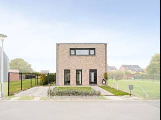 <p><strong>Moderne halfopen bebouwing in rustige buurt van Westrode (Wolvertem)</strong></p><p>In een kindvriendelijke, doodlopende straat in het landelijke Westrode ontdek je deze recente halfopen bebouwing (bouwjaar 2016) met een moderne uitstraling en verrassend veel lichtinval.</p><p>De leefruimte vormt één open geheel met de stijlvolle keuken en wordt langs drie gevels overspoeld met daglicht — een warme, uitnodigende plek met zicht op de tuin en het aangelegde terras. Dankzij de vloerverwarming op het gelijkvloers geniet je hier het hele jaar door van aangenaam wooncomfort.</p><p>De woning telt drie volwaardige slaapkamers en is ideaal voor jonge gezinnen of koppels die extra ruimte zoeken. Twee praktische bergingen zorgen voor extra opslag, waarvan één direct bereikbaar vanuit de keuken — handig voor voorraad of wasruimte. Daarnaast zijn er twee aparte toiletten (boven en beneden), wat het dagelijks comfort verhoogt.</p><p>Deze energiezuinige woning combineert hedendaags wonen met een uitstekende bereikbaarheid via de nabijgelegen A12. Rustig gelegen, maar toch dicht bij alles wat telt.</p><p><strong>Interesse? Kom de sfeer zelf ervaren en plan vandaag nog je bezoek.</strong></p>