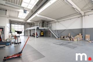 Ontdek deze recent gebouwde (2013) en uitstekend onderhouden garagewerkplaats met carwash en magazijn, ideaal gelegen op een zichtlocatie met...