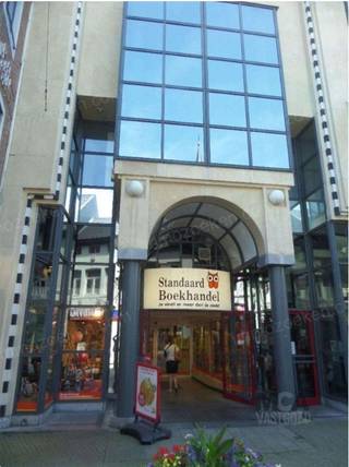 Prijs op aanvraag. Interessant opbrengsteigendom, gelegen in het winkel-wandelgedeelte van het commerciële hart van Hasselt, vlakbij de Grote Markt...