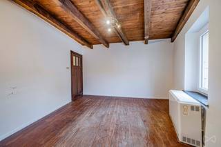 WE INVEST Sud-Luxembourg presenteert u deze maisonette met 3 gevels, gelegen in Virton, op een steenworp afstand van voorzieningen en de belangrijkste verkeersaders.
U zult gecharmeerd zijn van de gezelligheid, de lichtinval en het renovatiepotentieel, ideaal voor een eerste aankoop of een investering.
Het huis is als volgt ingedeeld:
Op de begane grond vindt u een te voorzien keukenruimte, een badkamer met toilet en een woonkamer met trap naar de bovenverdieping.
Op de bovenverdieping geeft een grote hal toegang tot een slaapkamer en een kantoor.
Deze woning wordt gecompleteerd door een toegankelijke zolder voor opslag en een grote kelder.
Technische aspecten:
Elektrische accumulatorverwarming en warmwatervoorziening via boiler, recente PVC-ramen met dubbele beglazing (2024), tegel- en parketvloeren, aansluiting op de riolering, EPC: G, elektrische PV: niet conform, dak in goede staat (natuurlijke leisteen).
Een ideaal pand voor wie zijn toekomstige thuis wil vormgeven of slim wil investeren in een project met een groot potentieel!
Neem vandaag nog contact met ons op voor meer informatie of om een bezoek te regelen: +32 (0)63 33 00 69 – sud.luxembourg@weinvest.be