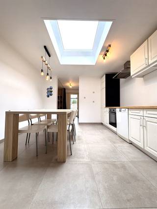 <p><span>Charmante, recent gerenoveerde woning op toplocatie nabij het centrum</span></p><p><span>Op zoek naar een instapklare woning met karakter, comfort én een vlotte bereikbaarheid? Dan is deze gezellige woning zeker een bezoek waard. Gelegen op korte wandelafstand van diverse handelszaken en met een uitstekende verbinding naar de E17, combineert deze woning rustig wonen met alle dagelijkse voorzieningen binnen handbereik.</span></p><p><span>De woning werd recent smaakvol gerenoveerd en beschikt over een aangename tuin en een garage, te bereiken via achterliggend baantje. Binnenin geniet u van een warme en gezellige sfeer dankzij de lichtrijke leefruimte en de ruime, volledig ingerichte keuken. Verder vindt u op het gelijkvloers een praktische berging en een moderne badkamer met inloopdouche en toilet.</span></p><p><span>Op de eerste verdieping bevindt zich een ruime slaapkamer en een apart toilet. De zolderverdieping werd ingericht als tweede kamer en kan perfect dienen als slaapkamer, bureau of hobbyruimte.</span></p><p><span>Troeven:</span></p><p><span>Recent gerenoveerd </span></p><p><span>Instapklaar </span></p><p><span>Gezellige tuin en garage </span></p><p><span>Centrale ligging nabij winkels </span></p><p><span>Vlotte verbinding met E17 en andere uitvalswegen</span></p><p><span>Onmiddellijk beschikbaar </span></p><p><span> </span></p><p><span>Een ideale woning voor wie comfortabel en centraal wil wonen.</span></p><p><span> </span></p><p><span>Verdere info of een bezoek ter plaatse contacteer Immo Twins 052/55.55.55 of info@immotwins.be</span></p>