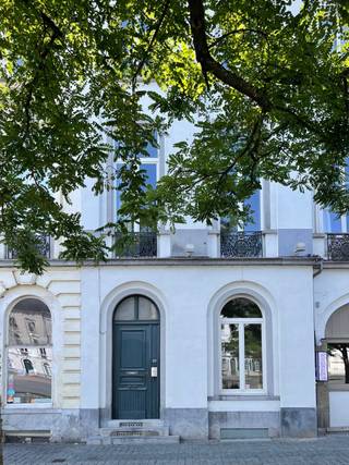 Unieke woning bemeubeld te huur in Gent<br /><br />Ligging:<br /><br />Deze burgerwoning bevindt zich pal op het Sint-Pietersplein en geniet een uitzonderlijk zicht op de abdij.<br />Deze uiterst centrale ligging geeft tevens vlotte toegang tot meerdere invalswegen alsook is er een rijk aanbod aan openbaar vervoer. Kortom de ideale uitvalsbasis in Gent. <br /><br />Troeven:<br /><br />- Unieke woonst<br />- leefruimte op de eerste verdieping met uitzonderlijk zicht <br />- 3 ruime slaapkamers<br /><br />Indeling:<br /><br />U betreedt de woning in de centrale hal die toegang geeft tot de eetruimte met een volledig geïnstalleerde open keuken. Deze geeft uit op de aangename tuin waar in de zomer kan genoten worden van de zon. Er is tevens een ruime kelder terug te vinden waar u handig fietsen kan plaatsen of kan gebruiken als extra opslag. <br />Op de eerste verdieping vindt u de leefruimte, deze geniet van een uniek zich over het historische plein met aansluitend een eetruimte/bureau en terras. Volgen we de stalen trap naar de tweede verdieping is de badkamer terug te vinden met al het moderne comfort, geniet vanuit uw douche van het zicht. Aansluitend is er de eerste ruime slaapkamer. <br />Tot slot zijn er op de derde verdieping 2 slaapkamers met mezannine.<br /><br />Parkeerplaatsen kunnen gehuurd worden in de parking van het Sint-Pietersplein. <br /><br />Beschikbaar vanaf 1/08/2026<br />Termijn huurcontract: 1 jaar<br />Huurprijs: 2.600 euro per maand;, inclusief meubelen<br />EGW afzonderlijk en voor rekening van de huurder<br /><br />Gelieve uw bezoek online aan te vragen via www.immodavinci.be