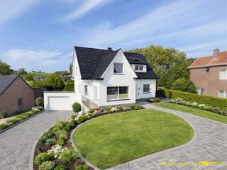 LANDELIJK GELEGEN GEZINSWONING met LOODS van 234 m², gelegen op een ROYAAL PERCEEL van 1.289 m². Dankzij de RUSTIGE LIGGING geniet u hier van...