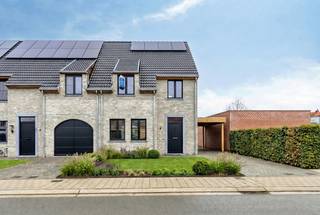 <p>Welkom in deze prachtige halfopen woning, gelegen aan de De Niepte in Lebbeke. Met een perceeloppervlakte van 310 vierkante meter biedt dit huis een ideale basis voor een warm en comfortabel gezinsleven. De woning, gebouwd in 2026, beschikt over een slimme indeling met maar liefst drie slaapkamers, een badkamer, een ruime woonkamer, een eetkamer en een functionele keuken. Het gehele pand is perfect uitgevoerd en staat garant voor modern wonen met alle nodige gemakken binnen handbereik.</p>
<p>Op de begane grond vindt u niet alleen een uitnodigende leefruimte, maar ook een praktische zolder die kan dienen als extra opslagruimte of creatieve plek. Met twee parkeerplaatsen in de directe nabijheid is dit huis ook deze praktische kant weer doorgetrokken. Geniet van de fantastische ligging en de mogelijkheden die deze woning te bieden heeft. Dit is een plek waar u met veel plezier jarenlang kunt wonen. Bent u benieuwd naar de mogelijkheden? Neem gerust contact met ons op voor meer informatie.</p>