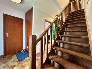 Ruime open bebouwing op een mooi en ruim perceel, gelegen in een rustige en groene woonwijk in Leefdaal, op wandelafstand van het centrum. Dankzij de uitstekende ligging bevindt de woning zich centraal tussen Leuven en Brussel en vlak bij Tervuren.<br />De woning dateert van 1980 en omvat op het gelijkvloers een inkomhal met vestiaire en gastentoilet, een ruime en lichtrijke woon- en eetkamer met toegang tot het overdekte terras, een ruime keuken met ontbijthoek, proviand- en wasruimte en een aparte bureau. Op de eerste verdieping bevinden zich 3 slaapkamers en 2 badkamers, telkens met toilet, waarvan één met bad en één met douche.<br />De woning is volledig onderkelderd en beschikt over een zeer ruime garage, werkatelier en extra bergruimte.<br />Met een conforme elektrische installatie en EPC-label C is dit een solide woning met veel ruimte en potentieel, ideaal voor wie rustig en groen wil wonen met een vlotte bereikbaarheid.