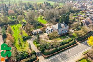 Klasse eigendom met prachtige botanische tuin van 6HA 22A.<br /><br />De woning heeft een bewoonbare oppervlakte van 541m² en heeft volgende indeling op het gelijkvloers: royale inkomhall met sierlijke trap, gastentoilet, vestiaire, salon, bureau, orangerie, keuken met eetplaats, wasplaats, apart toilet, dubbele inpandige garage met zolder. Deze zolder kan nog verbouwd worden tot extra slaapkamers of gastenverblijf.<br />Indeling 1e verdieping: royale nachthall, 3 slaapkamers met elk aansluitend een badkamer en een dressing.<br />Voorts is er een ruime kelder + kruipkelder.<br /><br />Deze unieke villa werd high – end afgewerkt met materialen van de hoogste kwaliteit. De hoge plafonds, grote ramen en prachtige binnendeuren geven een zeer royaal gevoel.<br /><br />Het paradepaardje van deze eigendom is de volledige aangelegde botanische tuin van 6HA 22A. In deze groene oase van rust met een uitgebreide fauna & flora is het prachtig vertoeven. De eigendom heeft een straatbreedte van maar liefst 115m waardoor er volledige privacy gegarandeerd is.<br /><br />Dit domein is centraal gelegen met een vlotte verbinding naar zowel Antwerpen als Hasselt.<br /><br />EPC: 354 kWh / m².<br /><br />Nog vragen? Contacteer Immo SP op het nummer 014/59.10.20 of via info@immosp.be.