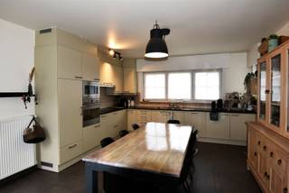 Indeling; inkom, 2 toiletten, ruime living met inbouwspots, keuken met granieten werkblad, dubbele spoelbak, keramische kookplaat, dampkap, oven, microgolfoven, koelkast en vaatwasser.<br />Hiernaast heeft de woning 2 slaapkamers op het gelijkvloers, badkamer met ligbad, inloopdouche en handdoekradiator.<br />Bergruimte onder de trap, wasplaats met spoelbak (regenwater). <br />Op het verdiep zijn er 3 slaapkamers aanwezig en een badkamer ligbad, inloopdouche en toilet. <br />Er is een ruime garage met elektrische sectionale poort en een zolder.<br />De woning beschikt over centrale verwarming op aardgas met Buderus-ketel, sanitair warm water met elektrische boiler van het merk Buderus, waterontkalker, PVC-ramen met hoogrendementsbeglazing voorzien van vliegramen &amp; rolluiken.<br /><br />EPC-label B : 160 kWh / (m² jaar)<br />Huurprijs € 1.170 / m.<br />Vrij 1 oktober 2026<br /><br />* BEZOEKDAG woensdag 8 juli tussen 15u30 en 17u00 *<br /><br />Gelieve ons per MAIL te contacteren om uw bezoek in te plannen. <br />📧 betty@zakenkantoor-roels.be 🌐 www.zakenkantoor-roels.be<br />Telefonisch plannen wij GEEN afspraken in.