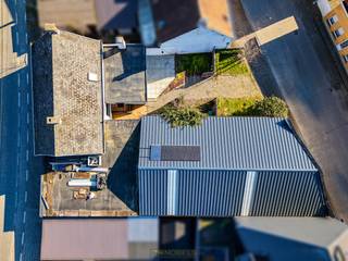 Veelzijdige eigendom MET WOONST, MAGAZIJN (260M²) EN 2 HUISNUMMERS in Zottegem. De woning verwelkomt u via een inkomhal met...