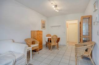 À vendre à Deurne - un appartement d'une chambre situé à Clara Snellingsstraat 20 dans un endroit calme et central et dans un petit immeuble avec de faibles coûts fixes !L'appartement que nous proposons à la vente ici à Deurne a la configuration suivante :-salle à manger-salon-cuisine-salle de bain avec WC, douche et meuble vasque-chambreCet appartement à vendre à Deurne est idéal comme maison de départ ou pour les petits investisseurs parmi nous ! Sois rapide !AVANTAGES :-abri à vélos commun-inspection électrique conformément à l'AREI-bâtiment à petite échelleEPC Clara Snellingsstraat 20:436 kWh/ (m² année)Êtes-vous intéressé par cette propriété à vendre à Deurne ? N'hésitez pas à nous contacter. L'agence immobilière Dewaele de Deurne sur la Turnhoutsebaan est heureuse d'être à votre service.Vous souhaitez une estimation gratuite de votre bien immobilier ? appelez-nous pour une conversation informelle au 03/206.76.76 ou envoyez un mail à deurne@dewaele.comCe bien est soumis à l'obligation de rénovation imposée par le gouvernement flamand pour les bâtiments résidentiels (sauf en cas de démolition dans les 5 ans suivant l'achat). Pour plus d'informations, veuillez consulter le site web de l'Agence flamande de l'Énergie et du Climat via https://www.vlaanderen.be/een-woning-kopen/renovatieverplichting-voor-residentiele-gebouwenRegistre des mesures: en cours de demande