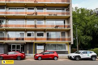 <p><span>Dit ruime appartement van 104m² is gelegen in het hart van Borgerhout en biedt een perfecte combinatie van comfort en praktische indeling. Met 2 slaapkamers en 1 badkamer, is het ideaal voor gezinnen of koppels die op zoek zijn naar een huiselijk thuis.</span></p><p><span> </span></p><p><span>Dit GLV appartement beschikt over een ruime leefruimte met een riante woonkamer waar je volop licht en ruimte geniet dankzij de grote ramen met zicht op gem. zij tuin. Het interieur is voorzien van warme, neutrale kleuren die door het hele appartement lopen. De eetkamer is aansluitend aan het woongedeelte, wat zorgt voor een naadloos samenhangend leefruimte.</span></p><p><span> </span></p><p><span>De keuken is modern en functioneel uitgerust met lichte houten kasten, een greeploze design en een stijlvolle groene accentwand. Alle belangrijke apparaten zijn aanwezig, waaronder een ingebouwde oven en een afzuigkap, wat dit ruimte tot een plezier maakt voor het koken.</span></p><p><span> </span></p><p><span>De twee slaapkamers zijn goed afmeting en zullen zich gemakkelijk inrichten als slaapkamer en/of werkkamer. De badkamer is netjes ingericht en voorzien van een douche in ligbad enkele wastafel, spiegel. Verder een apart toilet.</span></p><p><span> </span></p><p><span>Het appartement bevindt zich in een solide bakstenen flatgebouw met een goed onderhouden gevel. De locatie in Borgerhout is ideaal met nabijheid tot winkels, openbaar vervoer en diverse voorzieningen. Parkeren is mogelijk op straat, wat gemakkelijk is voor dagelijkse behoeften.</span></p><p><span> </span></p><p><span>Bovendien hebben we het genot gebruik te maken van de gem. riante tuin, aangelegd met struiken, bomen en perken.</span></p><p><span> </span></p><p><span>Tevens de mogelijkheid optioneel inpandige afgesloten garage aan te kopen voor een bedrag van 25.000 euro.</span></p><p><span> </span></p><p><span>Dit eigendom is een uitstekende investering voor wie op zoek is naar een comfortabele en goed gesitueerde woning in Borgerhout.</span></p>