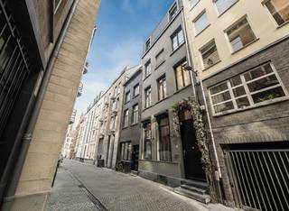 Uitzonderlijke eengezinswoning van ca 226 m² in een rustig wandelstraatje in het hart van Antwerpen, op wandelafstand van Het Eilandje,...