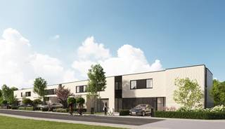 <span>Deze nieuwbouwwoning is momenteel in opbouw, deze <span><strong>zuid-geörienteerde</strong>, <strong>half open </strong><strong>woning</strong></span> bevindt zich in een recent aangelegde verkaveling nabij het centrum van Roeselare.  Dit betreft een <span><strong>doodlopende straat</strong> </span>met vlotte verbinding naar de autosnelweg (Beveren en Roeselare haven). <br />Deze woning wordt op de benedenverdieping voorzien van een comfortabele inkom met toiletruimte, ruime leefruimte met een aansluitende open keuken.  De woning is <span><strong>bijzonder</strong> <strong>lichtrijk</strong></span> dankzij de achtergevel die bijna volledig uit glas bestaat.  Aan de voorzijde van de woning is er eveneens een bergingdeur voorzien die eveneens uitgeeft in de keuken. <br />Op de eerste verdieping is er een afzonderlijk toilet, een badkamer met een dubbel lavabomeubel, ligbad en douche.  Verder is de bovenverdieping uitgerust met<strong> <span>3 ruime slaapkamers</span></strong>.<br /><br />Inbegrepen in de prijs: zonnepanelen, uitgeruste maatkeuken, badkamer, oprit en terras, eiken behandelde trap, aluminium ramen en deuren, hoge plafonds van 2m60 / <span><strong>Vaste prijs - geen indexatie</strong></span>!  <br />Deze woning kan nog volledig op maat afgewerkt worden volgens de keuzes van de koper.<br />Grondoppervlakte : 263 m²   /  Prijzen excl. btw en registratiebelastingen.<br />Interieurfoto's zijn als voorbeeld van een gelijk(w)aardige woning.  <br />Nieuwbouwwoning Roeselare, benieuwd naar <span><strong>meer info</strong></span>, bekijk het indelingsplan op bouwbossu.be en contacteer Floris voor <span><strong>bezoek</strong></span> aan <span><strong>de kijkwoning</strong></span> 0496/101.201</span><br /> 