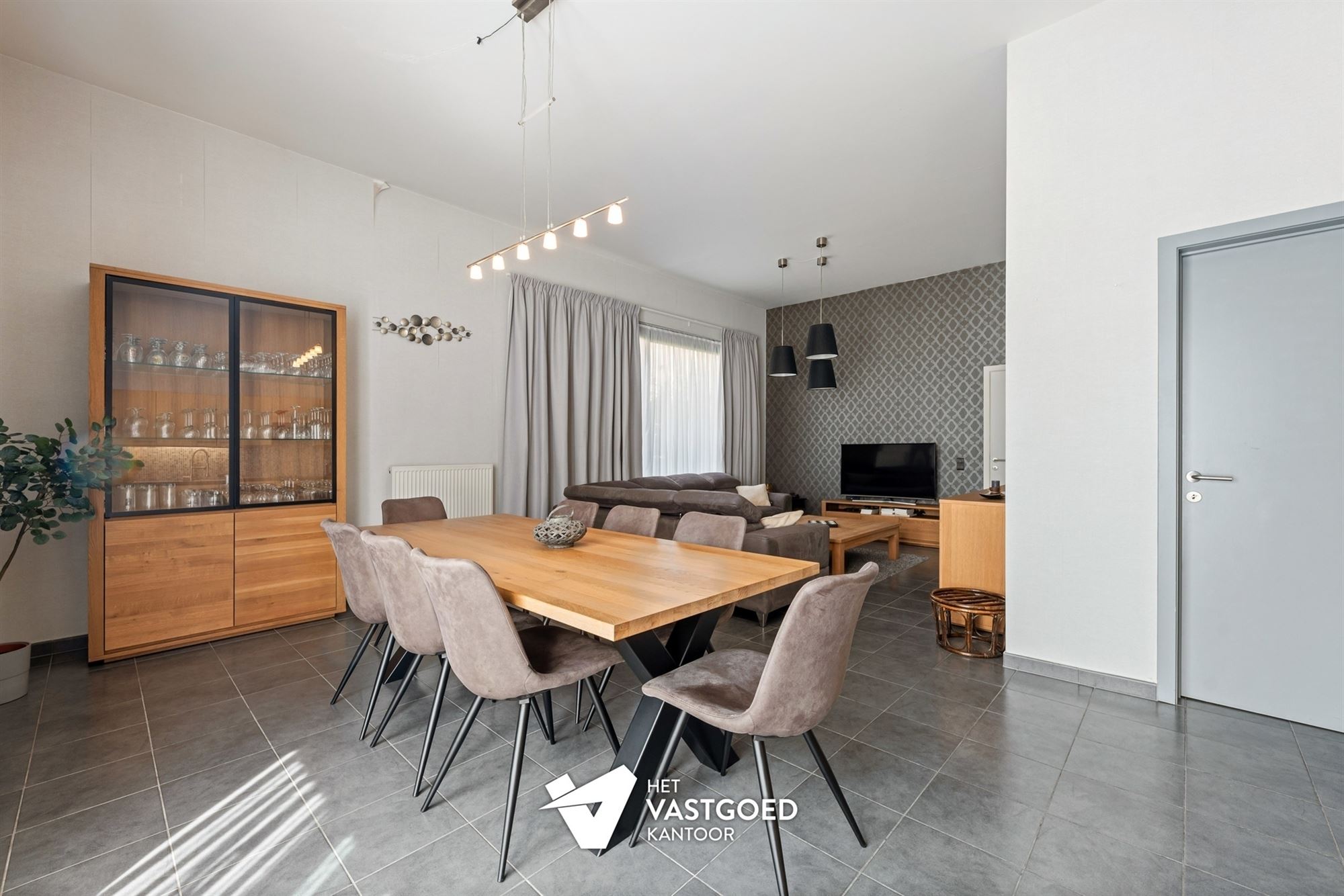 PRACHTIG GELEGEN GELIJKVLOERS APPARTEMENT MET 1 SLAAPKAMER EN ZEER RUIM TERRAS AAN DE KEMPISCHE KAAI TE HASSELT - foto 4