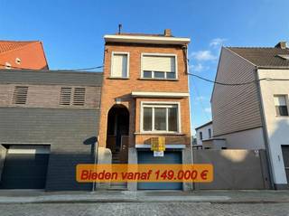 Karaktervolle woning met inkom, woonkamer op eerste verdieping met keuken, op de eerste verdieping 2 slaapkamers en berging, badkamer met ligbad en lavabo, op de derde verdieping 2 slaapkamers, gelijkvloers ruime garage met douche en ruimte voor wasmachine en droogkast, tuin, CV op gas, dubbel glas.