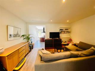 <p>Mooi huis, ca 125m2, met tuintje, een terras, 2 slaapkamers, 2 badkamers en 2 keukens.<br />Gelegen vlakbij Berchem station in een rustige straat met parkeermogelijkheid.<br />Inkom, ruime living op parketvloer met eethoek. Een volledig geïnstalleerde keuken en een mooi uitgeruste badkamer, douche, toilet, dubbele lavabo, bubbelbad. Geluidswerende beglazing en airco.<br />Toegang naar de tuin ca34m2.<br />Op de eerste verdieping een slaapkamer met annex badkamer en een leefruimte of slaapkamer met keukengedeelte en toegang naar het terras</p><p>Bezoekmoment op dinsdag 21 Juli plan eenvoudig uw tijdsslot in via www. maykeverbeek.be<br /> </p>