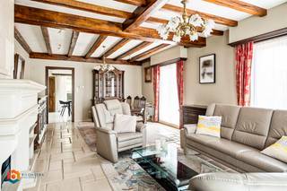 Op een fantastische locatie in Hallaar bevindt zich deze zeer goed onderhouden laagbouwwoning met 2 slaapkamers en aparte garage. U geniet hier van de zeer rustige omgeving, toch met een goede bereikbaarheid en vlakbij het centrum van Heist-op-den-Berg met winkels, eet-en drankgelegenheden, scholen en het openbaar vervoer op wandel- en fietsafstand.<br /><br />We betreden de woning via de inkomhal met apart gastentoilet. De leefruimte met open haard geniet van erg veel lichtinval door de vele raampartijen. U kunt deze inrichten met een gezellige zithoek en een aparte eetplaats. Aangrenzend aan de woonkamer bevindt zich de ruime keuken, voorzien van de voornaamste toestellen. Vanuit de keuken heeft u toegang tot de veranda en het terras, waar u in alle rust en privacy kan genieten van de prima onderhouden tuin en het mooie weer. <br />Via de nachthal bereikt u de 2 slaapkamers en de badkamer, uitgerust met ligbad, douche, toilet en lavabo. Verder beschikt de woning nog over een praktische berging, een praktische wasruimte en een zeer ruime stockagezolder, die u nog diverse mogelijkheden biedt om op te delen en in te richten mits het plaatsen van een vaste trap. De volledige woning is bovendien voorzien van een kruipruimte. Achter de woning beschikt u tot slot nog over een aparte garage die u extra comfort en opbergruimte biedt voor al uw tuinspullen.<br /><br />U bent verplicht om deze woning binnen de 6 jaar na aankoop energetisch te renoveren tot minimum EPC-label D. De woning is asbestveilig. <br /><br />Dit is een uitstekende opportuniteit als u op zoek bent naar een netjes onderhouden gelijkvloerse woning met heel wat potentieel op een uitstekende locatie in Heist-op-den-Berg. Contacteer ons op 0497 14 67 97 voor meer informatie of neem een kijkje op www.boonstravastgoed.be. <br /><br />Bijzonderheden:<br />- Laagbouw<br />- Aparte garage<br />- Uitstekende ligging
