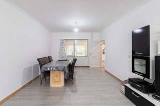 Ideaal voor grote gezinnen. Deze woning ligt op een toplocatie in Merksem, vlak bij winkels, scholen en belangrijke invalswegen. Je geniet van...