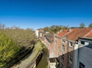 <p><span>OPEN DEUR Zat. 25/4 Deze instapklare flat met terras is vrijblijvend te bezichtigen op zaterdag 25 april tussen 15u00 en 16u00. U bent van harte welkom! Deze gezellige en instapklare flat is uitstekend gelegen in de Schapenstraat, een rustige maar centrale ligging binnen de ring van Leuven, op wandelafstand van winkels, universiteiten en openbaar vervoer. De flat heeft een bewoonbare oppervlakte van ca. 37 m² en bevindt zich op de vierde verdieping van een goed onderhouden residentie, wat zorgt voor rust, privacy en een aangename lichtinval. Ze omvat een inkomhal, een lichtrijke leef- en slaapruimte, een praktisch keukentje en een badkamer met douche en toilet. Dankzij de efficiënte indeling is dit een comfortabele en aangename woonplek. Een extra troef is het mooie terras, waar het heerlijk vertoeven is. Daarnaast is er een gemeenschappelijke fietsenstalling aanwezig in het gebouw. De provisie voor de gemeenschappelijke kosten bedraagt 75 per maand, inclusief voorschot voor verwarming en water. Onmiddellijk beschikbaar. Ideaal voor wie op zoek is naar een rustig gelegen studio in het hart van Leuven.</span></p>