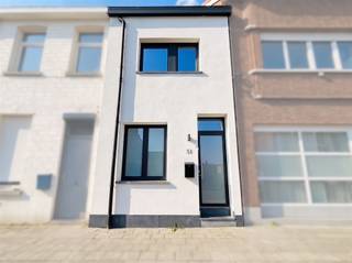 <p><span>NIELSESTRAAT 51, 2850 BOOM </span></p><p><span>Compleet gerenoveerde en energiezuinige gezinswoning!</span></p><p><span> </span></p><p><span>Op zoek naar een energiezuinige, instapklare gezinswoning? Dan is deze compleet gerenoveerde woning absoluut een bezoek waard!</span></p><p><span>De woning werd in 2025 en 2026 volledig vernieuwd, zowel binnen als buiten.</span></p><p><span>De hele interne structuur werd aangepakt, met speciale aandacht voor de technieken!</span></p><p><span>De woning is bovendien centraal gelegen, met scholen, supermarkten en openbaar vervoer op wandel- en fietsafstand.</span></p><p><span>Dankzij de nabijheid van de A12 en E19 zijn Antwerpen en Brussel vlot bereikbaar.</span></p><p><span> </span></p><p><span>Op het gelijkvloers vinden we een inkomhal, berging met aansluiting wasmachine en droogkast, een badkamer en een slaapkamer met airco.</span></p><p><span>Op Verd. -1: een leefruimte met wandkasten en een open keuken met zicht op het tuintje.</span></p><p><span>Op Verd. +1: twee slaapkamers en een apart toilet met handenwasser.</span></p><p><span>Op Verd. +2: een zolderkamer met geautomatiseerde schuiftrap.</span></p><p><span> </span></p><p><span>Met een EPC-label A is deze woning bijzonder energiezuinig. Het comfort wordt verder verhoogd door:</span></p><ul><li><span>Airconditioning in de leefruimte en slaapkamers</span></li><li><span>Vloerverwarming in de leefruimte</span></li><li><span>Centraal ventilatiesysteem</span></li><li><span>Zonnepanelen (3.220 Wp)</span></li></ul><p><span> </span></p><p><span>Interesse om deze woning zelf te ontdekken?<br />Neem dan contact met ons op via 03 888 44 01 of <span>info@immodillen.be</span></span><span>.</span></p>