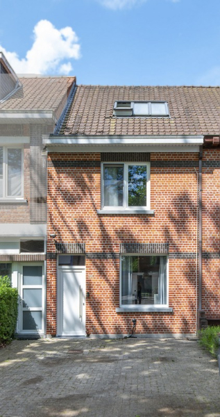 STIJLVOL INGERICHTE SPECIALE STARTERSWONING MET MODERNE ARCHITECTURALE TOETSEN EN VEEL LICHTINVAL Schitterende ligging voortuin voor 2 wagens,...