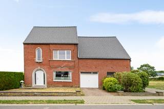 Op een uitstekende locatie te Onze-Lieve-Vrouw-Waver bevindt zich deze grote, karaktervolle woning met drie, mogelijks vijf slaapkamers, een bijgebouw en een ruime, geheel aangelegde tuin. De woning combineert een rustige, groene omgeving met een centrale ligging nabij het centrum, winkels, scholen, sportfaciliteiten en het openbaar vervoer.<br /><br />We betreden de woning via de inkomhal met vestiairemogelijkheden. De aangename, lichtrijke leefruimte op travertin-vloer met open haard biedt volop mogelijkheden om een gezellige zithoek en een aparte eetplaats in te richten. Aansluitend bevindt zich een tweede eetkamer en een praktische keuken, voorzien van de belangrijkste toestellen. Verder vinden we op het gelijkvloers nog een sfeervolle wintertuin, een inpandige garage, een badkamer, een apart toilet, een wasplaats met bergruimte en praktische berging. Ook de kelder biedt extra mogelijkheden voor stockage. De nachthal op de eerste verdieping beschikt over een vestiaire en geeft toegang tot 3 ruime slaapkamers en een badkamer, uitgerust met een ligbad, toilet en dubbele lavabo. Als extra troef beschikt de woning over een ruime, geïsoleerde zolderverdieping die, mits verdere afwerking, perfect kan worden ingericht als 2 bijkomende slaapkamers en eventueel een extra badkamer.<br /><br />De ruime, volledig aangelegde tuin vormt een heerlijke plek om in alle rust en privacy te genieten van het buitenleven. De aanwezigheid van een serre en een ruim bijgebouw van maar liefst 65 m² biedt bovendien tal van mogelijkheden voor hobby, stockage of om een zelfstandige activiteit in onder te brengen.<br /><br />Dit is een uitstekende opportuniteit voor wie op zoek is naar een karaktervolle woning met 3, mogelijks 5 slaapkamers, een ruime tuin en een gunstige ligging nabij het centrum van Onze-Lieve-Vrouw-Waver. Contacteer ons voor meer informatie op 0479/47.09.61 of neem een kijkje op www.boonstravastgoed.be.<br /><br />Bijzonderheden:<br />- Uitstekende locatie<br />- Veel mogelijkheden<br />- 3, mogelijks 5 slaapkamers