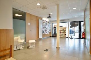 <p><span>BERCHEM - </span><span>Bent u op zoek naar een veelzijdige handelsruimte of kantoorruimte in centrum Berchem? </span></p><p><span>Dan is dit pand misschien wel iets voor u! </span></p><p><span> </span></p><p><span>De belangrijkste troeven in een notendop:</span></p><ul><li><span>4 praktijk- of kantoorruimtes</span></li><li><span>Airco aanwezig </span></li></ul><ul><li><span>Goede visibiliteit </span></li></ul><ul><li><span>Parkeergelegenheid voor de deur</span></li><li><span>Centrum Berchem</span></li></ul><p><span> </span></p><p><span>Zo ziet het pand eruit: </span></p><p><span>De handelsruimte bevindt zich op het gelijkvloers en beschikt over een ruime inkomhal met ontvangstruimte. Het pand omvat vier afzonderlijke praktijk- of kantoorruimtes die voor diverse doeleinden kunnen worden ingericht. Daarnaast is er een aparte keukenruimte aanwezig die toegang biedt tot een afgesloten terras.</span></p><p><span> </span></p><p><span>Verder beschikt het pand over twee bergingen, een technische ruimte en een sanitaire ruimte met twee toiletten. Achteraan het gebouw bevinden zich bovendien twee privatieve parkeerplaatsen.</span></p><p><span> </span></p><p><span>Beschikbaar vanaf 01/07/2026</span></p><p><span>Huurprijs: € 1900 + €50 gemeenschappelijke kosten </span></p><p><span>EPC A </span></p><p><span> </span></p><p><span>Contacteer Axel Lenaerts makelaars Oudenaarde voor meer info of een bezoek.</span></p><p><span> </span></p>