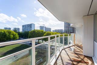 Dit recent gerenoveerde appartement bevindt zich op een rustige, groene locatie met een prachtig open uitzicht.Alles wat je nodig hebt ligt op...