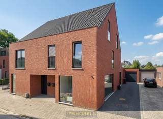 <strong>UITERST ENERGIEZUINIGE</strong> halfopen bebouwing met <strong>GEOTHERMIE EN E-PEIL 5</strong> biedt een duurzame woonervaring in het <strong>HART VAN DE VLAAMSE ARDENNEN</strong>. Deze recente woning combineert modern comfort met een uitzonderlijk laag energieverbruik dankzij <strong>GEOTHERMISCHE BORINGEN, WARMTEPOMP EN ZONNEPANELEN</strong>. Binnenin tref je een lichtrijke leefruimte met een <strong>STIJLVOLLE OPEN KEUKEN</strong> en praktische berging, verdeeld over drie volwaardige woonniveaus met <strong>VIJF SLAAPKAMERS</strong>, twee toiletten, <strong>BADKAMER</strong> en <strong>EXTRA DOUCHEVOORZIENING</strong>. De <strong>ZUIDGERICHTE TUIN MET TERRAS</strong> vormt een ideale buitenplek, terwijl de <strong>OPRIT EN GARAGE</strong> plaats bieden aan meerdere wagens. Gelegen op enkele minuten van het <strong>CENTRUM VAN OUDENAARDE</strong>, verenigt deze woning rust met nabijheid van scholen, kinderopvang en een <strong>GROOT RETAILPARK</strong> op wandelafstand. Dankzij de vlotte verbinding met de <strong>BELANGRIJKSTE INVALSWEGEN</strong> is zowel lokaal als <strong>REGIONAAL WOON-WERKVERKEER</strong> bijzonder efficiënt.<br /><br /><br /><span><u>Vrijstelling van onroerende voorheffing komende jaren</u></span><br /><br />Adres: Pater Ruyffelaertstraat 2B te Oudenaarde (Eine)