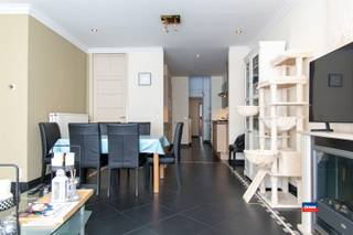 <p><span>ANTWERPEN | GELIJKVLOERSAPPARTEMENT MET DRIE RUIME SLAAPKAMERS EN TERRAS | EPC C </span><span>|</span></p><p><span>Indeling als volgt: inkomhal - woonkamer/leefruimte - gesloten, ingerichte keuken - stadstuin/terras - badkamer met douche, bad en lavabomeubel - drie ruime slaapkamers - toilet - bergplaats met aansluitingen wasmachine/droogkast.  </span></p><p><span>Geen maandelijkse kosten.</span></p><p><span>Het appartement is gunstig gelegen in de onmiddellijke nabijheid van supermarkten, scholen, openbaar vervoer en </span><span>vlakbij invalswegen. </span></p><p><span> </span></p><p><span>Extra troeven:</span></p><ul><li><span>Vlakbij Antwerpen</span></li><li><span>Ruime stadstuin/terras</span></li><li><span>Aparte meters voor elektriciteit, water en gas </span></li><li><span>Grote extra kelder berging</span></li></ul><p><span> </span></p><p><span> </span></p><p><span> </span></p>
