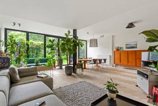 Zeer ruime woning (ca. 250m²) met 6 slaapkamers en 2 badkamers op een centrale locatieBijzonderheden:- Op een zeer centrale locatie gelegen, tussen...