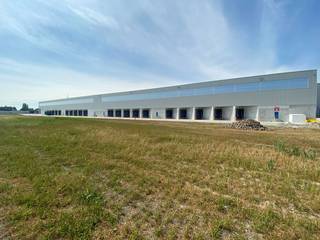 Logistieke magazijnen vanaf 3.000 m² te huur nabij de John F Kennedybaan, op amper enkele minuten rijafstand van de R4 en E17. Het betreft een grote site met verscheidene mogelijkheden. Contacteer PANORAMA voor meer inlichtingen omtrent de mogelijkheden of een vrijblijvend plaatsbezoek 09 225 09 09.