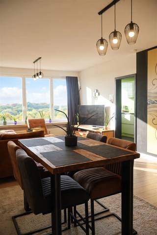 <p><span>Lichtrijk penthouse appartement met groen uitzicht en zuid terras</span></p><p><span> </span></p><p><span>Op zoek naar een doorzon appartement op de bovenste verdieping van dit zeer goed onderhouden appartementsgebouw? Op wandelafstand van het fantastisch groot park en op slechts enkele minuten van Antwerpen centrum kan u dit hier terugvinden. </span></p><p><span> </span></p><p><span>Ideaal voor starters of alleenstaanden of kleine gezinnen. Het appartement beschikte over alle belangrijkste troeven: veel lichtinval, een afzonderlijk toilet, gerenoveerde keuken en badkamer, zuidgericht terras en geen bovenburen! </span></p><p><span> </span></p><p><span>Slechts twee appartementen op de gang zorgen voor uitermate privacy gevoel. </span></p><p><span><br />Het appartement is zeer ruim en vrij op akte. Ook interessant om te verhuren. </span></p><p><span> </span></p><p><span>Het appartementsgebouw wordt piccobello beheerd; alsook door inwonende conciërge. Mogelijkheid tot aankoop van een garage maar geen verplichting!</span></p><p><span> </span></p><p><span>Interesse? Bezoek dit samen met Marjanne door een bezoek aan te vragen op 0494/21.39.22 of <span>marjanne@vastpuntgoed.be</span></span><span> </span></p>