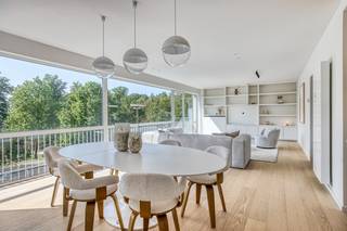 Luxueus GERENOVEERD appartement met 2 SLAAPKAMERS, fantastisch uitzicht op het groen en een zee aan woonruimte (138m<sup>2 </sup>!!) in hartje Brugge. Dit luxe app. (2°V) is hoogwaardig afgewerkt met de meest kwalitatieve materialen en omvat: royale inkomhal met toilet en vestiaire, imposante lichtovergoten leefruimte (prachtige parketvloer, stalen deur, maatwerkkasten) met adembenemend UITZICHT op het water, open keuken met Miele toestellen (voorzien van o.a. inductiekookplaat, oven/steamer, microgolfoven, vaatwas, ijskast, composiet werkblad), berging/wasplaats, terras. Achteraan bevinden zich 2 zeer ruime slaapkamers met ingemaakte kasten, nagelnieuwe badkamer (dubbel lavabomeubel, prachtige inloopdouche met rainshower, handdoekdroger, mortex afwerking, kraanwerk Hotbath). Nieuw: CV op aardgas (HR-top condenserende ketel), nieuw dubbel glas, airco, videoparlofoon (Bticino), GOEDGEKEURDE elektriciteit, verlichting Dark, reeds geschilderd, asbestveilig. Privatieve kelderberging, gemeenschappelijke fietsenberging, mogelijkheid tot huren garagebox. Dit app. maakt deel uit van een verzorgde residentie met LIFT. Super ligging nabij winkels, openbaar vervoer, centrum. Een ware streling voor het oog! 