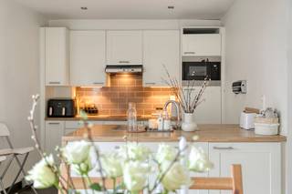 Volledig gerenoveerde woning met terras en 2 slaapkamers, gelegen achter een karaktervolle gevel van een voormalige slagerij. De woning werd...