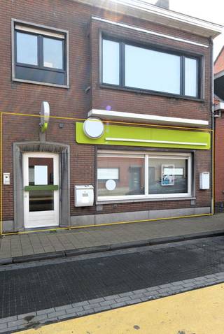 Ruime handelsruimte met wachtzaal, wachthoek, een consulatieruimte, een refter met keukenmeubel, een berging alsook een terras, vergaderzaal...