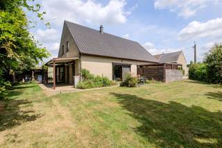 <p>Welcome to this unique home in Heffen, ideal for those who love peace, space, and green surroundings. Set on a beautiful 825 m² lot, the home offers approximately 149 m² of living space and a surprising array of possibilities.</p><p>The warm wooden interior and open floor plan create a cozy and inviting atmosphere. Large windows let in plenty of natural light and provide a beautiful connection to the green surroundings. The home features a fully equipped kitchen, a spacious living and dining room, four bedrooms, and a bathroom with a tub and shower. A practical utility room with connections for a washer and dryer adds to the convenience.</p><p>A special highlight is the extremely spacious attic, which offers plenty of additional possibilities. The outdoors is also a delightful place to spend time: the porch, various patios, and spacious garden provide ample privacy and space to enjoy the outdoors. Storage sheds and practical outbuildings offer additional storage space.</p><p>The green setting near nature and water combines tranquility with easy access via major thoroughfares.</p><p>A home with space, character, and potential that you definitely need to discover.</p><p>Request a tour at www.guldentopsvastgoed.be.</p>
