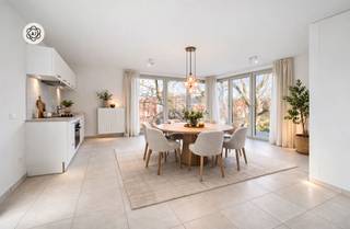 <p>Deze hoogwaardig afgewerkte appartementen zijn uitzonderlijk gelegen in het hart van Ronse, waar comfort en rust perfect samengaan. <br />Op wandelafstand van winkels en openbaar vervoer, en toch geniet u hier van volledige privacy en sereniteit.<br /><br />Elk appartement biedt alle hedendaagse comfort en beschikt over mooie terrassen met een open zicht op de groene binnentuin. <br />De lichtrijke leefruimtes worden gekenmerkt door grote raampartijen, die zorgen voor een aangename sfeer en een sterke connectie met het groen.<br /><br />Bovendien zijn de appartementen energiezuinig en maken ze deel uit van een klassevolle residentie, waar wonen in het centrum hand in hand gaat met groen, rust en kwaliteit.<br /><br />Bezoek na afspraak met Immo Beguin, jouw vastgoedexpert sinds 2009.<br />✉️ guido@immobeguin.be</p>
