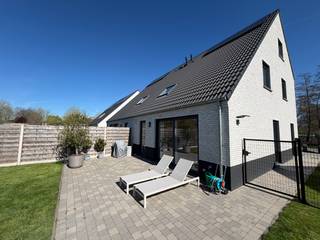 Deze recente (2022) halfopen bebouwing is gelegen in de Magerstraat in Heusden en bevindt zich in een rustige en aangename woonomgeving, ideaal...