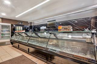 We treffen deze volledig ingerichte slagerij met woongelegenheid in het centrum van Aalst. Het pand is gelegen in de nabijheid van vele...