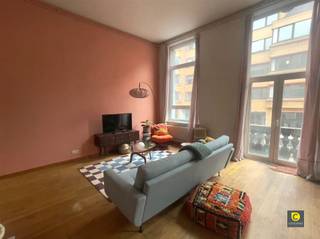 <p><span>Bienvenue dans ce bel appartement situé au cœur d'Anvers 2018. Cet appartement spacieux comprend une surface utile totale de 130 mètres carrés et offre tout ce dont vous avez besoin pour une vie urbaine confortable.</span></p><p><span> </span></p><p><span>Il y a également deux chambres à coucher spacieuses. Chacune bénéficie d'une lumière naturelle abondante grâce à de grandes fenêtres. La première chambre est équipée d'armoires encastrées pour un espace de rangement optimal, tandis que la seconde est située dans un coin tranquille de l'appartement et est parfaite comme chambre à coucher ou espace de travail.</span></p><p><span> </span></p><p><span>Le salon est un véritable point fort de cette propriété. Avec de grandes fenêtres donnant sur les rues environnantes, cet espace offre une atmosphère ouverte et lumineuse. Le salon est doté de magnifiques planchers en bois et offre suffisamment d'espace pour un coin salon et un coin repas confortables. L'agencement crée un flux continu entre le salon et la salle à manger.</span></p><p><span> </span></p><p><span>La cuisine est pratique et bien équipée avec des armoires blanches, une cuisinière moderne et une hotte aspirante. La cuisine est équipée d'un plan de travail en pierre naturelle noire et d'un dosseret pour faciliter l'entretien.</span></p><p><span> </span></p><p><span>L'appartement dispose d'une salle de bains moderne avec une baignoire et une douche, un lavabo et tous les équipements nécessaires au confort quotidien.</span></p><p><span> </span></p><p><span>Cet appartement combine la vie urbaine avec tous les avantages du confort et de l'espace. C'est le choix idéal pour ceux qui recherchent un logement fonctionnel et élégant à Anvers.</span></p>