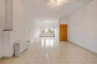 Graag bieden wij u deze gunstig gelegen woning aan in het centrum van Oetingen, deelgemeente van Pajottegem. Op het gelijkvloers vindt u een...