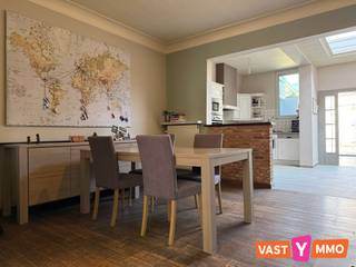 <p><span>Karaktervolle woning met gezellige koer in hartje Ekeren. </span></p><p><span>Een woning met karakter, authentieke details en een verrassend praktische indeling. Deze charmante rijwoning ligt pal in het centrum van Ekeren, op wandelafstand van winkels, scholen en openbaar vervoer. Ook het groene Veltwijckpark ligt vlakbij.</span></p><p><span>Binnen zorgen de terrazzo vloer in de inkomhal, de originele trap en de plankenvloeren voor een warme, authentieke uitstraling. Tegelijk beschikt de woning over heel wat praktische troeven, waaronder een vernieuwde veranda, een gezellige koer en een ruime zolder met extra mogelijkheden.</span></p><p><span> </span></p><p><span>Indeling</span></p><p><span>Gelijkvloers</span></p><p><span>Via de karaktervolle inkomhal komen we in de leefruimte van 30 m², waar plaats is voor een gezellige zit- en eethoek. Aansluitend bevindt zich de open keuken, uitgerust met een gasfornuis, dampkap, oven, microgolfoven, vaatwasser, koelkast met vriesvak en dubbele spoelbak. Achteraan vormt de veranda, vernieuwd in 2020, een praktische aanvulling op de woning. Hier bevinden zich de aansluitingen voor wasmachine en droogkast. Ook het aparte toilet is hier ondergebracht.</span></p><p><span> </span></p><p><span>Eerste verdieping</span></p><p><span>Op de eerste verdieping bevinden zich twee slaapkamers. De masterbedroom van 19 m² beschikt over een ensuite badkamer met ligbad en douchecombinatie, dubbele lavabo en toilet. Daarnaast is er een tweede slaapkamer van 10 m².</span></p><p><span> </span></p><p><span>Tweede verdieping</span></p><p><span>De ruime zolderverdieping van 23 m² biedt heel wat mogelijkheden. Denk bijvoorbeeld aan een extra slaapkamer, hobbyruimte of werkplek.</span></p><p><span> </span></p><p><span>Kelder</span></p><p><span>Met een oppervlakte van 19 m² en een hoogte van 1,80 m biedt de kelder heel wat extra bergruimte. Ook de technische installaties bevinden zich hier.</span></p><p><span> </span></p><p><span>Buitenruimte</span></p><p><span>Achteraan geniet je van een volledig ingesloten koer van 30 m². Een fijne plek om buiten te zitten, maar ook bijzonder praktisch voor het stallen van fietsen of het plaatsen van vuilnisbakken. Dankzij de achteringang via de Alfons Jeurissenstraat is de koer bovendien vlot bereikbaar.</span></p><p><span> </span></p><p><span>Extra troeven</span></p><p><span>Elektrische installatie conform - EPC-label D, geen renovatieverplichting - Rolluiken - Super centrale ligging, vlak bij winkels, scholen, openbaar vervoer en Veltwijckpark</span></p><p><span> </span></p>