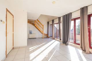 Spacieux appartement en duplex avec 1 chambre, très lumineux et doté d'une belle terrasse. Cuisine équipée, salle de bains avec douche et jardin commun ; ascenseur dans l'immeuble. Capacité d'accueil : 2 personnes maximum. Caution de 3 mois. Loyer : 750 € + 50 € de charges. (Les charges concernent principalement la consommation d'eau à usage privé, ainsi que l'entretien commun de l'immeuble, de l'ascenseur et le ménage. Prochaine visite libre : mercredi 30 septembre à 19 h sur place. Immeuble calme. Caution de 3 mois demandée.)