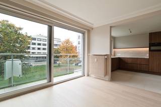 Dit ruim, lichtrijk appartement is gelegen op de eerste verdieping en geniet van een zeer centrale ligging. Dit pand onderging een...