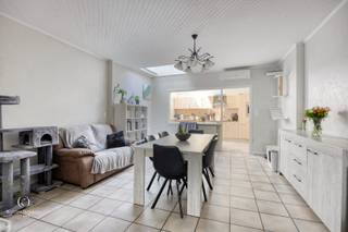 <u><strong>PLUSPUNTEN:</strong></u><br />+ 3 slaapkamers<br />+ Elektriciteit conform<br />+ Geen renovatieplicht<br />+ Centrum op wandelafstand<br /><br />Deze woning biedt alles wat je nodig hebt om comfortabel te wonen. Bij binnenkomst word je verwelkomd in de inkomhal met gastentoilet. Vanuit de hal ga je naar de ruime leefruimte, opgedeeld in een salon en eetkamer. De rolluik vooraan houdt 's nachts alle overtollige prikkels buiten. De uitgeruste keuken sluit mooi aan op de leefruimte en zal je verrassen met haar praktische indeling. De lichtkoepel zorgt voor een natuurlijke lichtinval. <br /><br />Op de 1ste verdieping bevinden zich de hoofdslaapkamer met toegang tot het ingesloten terras, de recent ingerichte bureelruimte en de badkamer. De badkamer is naast een toilet en lavabomeubel voorzien van een inloopdouche. <br /><br />Via een vaste trap bereik je de 2de verdieping waar nog eens 3 kamers uitbreidingsmogelijkheden bieden als extra slaapkamer, gasten- of opbergkamer. Tot slot biedt ook de kelder heel wat comfort met haar inbouwkasten en de aansluitingen voor wasmachine en droogkast. <br /><br />Scholen, winkels en openbaar vervoer zijn slechts een steenworp verwijderd, waardoor het dagelijks leven hier moeiteloos verloopt. Tegelijkertijd biedt de nabijheid van het Haspengouwse landschap je de kans om te ontsnappen aan de drukte en te genieten van ontspannende wandelingen of fietstochten. Kom deze karaktervolle woning dus snel met eigen ogen ontdekken!<br /><br /><u><strong>CONTACT:</strong></u><br />Zie jij ook de vele troeven van deze charmante woning?<br />Contacteer mij voor meer info of een vrijblijvende bezichtiging via 011/49.75.90.<br /><br /><em>De vermelde oppervlaktes zijn slechts indicatief. Katrien Wouters - creating IMMOtions kan niet verantwoordelijk gesteld worden voor de juistheid van de aan haar verstrekte gegevens. </em> 