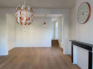 Dit prachtig afgewerkte appartement bevindt zich op de tweede verdieping van de bruisende IJzerlaan. Dankzij de uitstekende ligging geniet u van een vlotte bereikbaarheid via belangrijke invals- en uitvalswegen, het openbaar vervoer, het historische stadscentrum en het station Gent-Sint-Pieters, die zich allemaal in de nabije omgeving bevinden.<br /><br />De imposante inkomhal zet meteen de toon voor de rest van het gebouw en biedt toegang tot de traphal, de privatieve kelderberging en de gemeenschappelijke fietsenstalling. Bij het betreden van het appartement komt u terecht in een oase van rust, mede dankzij de kwalitatieve isolatie en hoogrendementsbeglazing. Bovendien zorgt het gunstige EPC voor een energiezuinig verbruik en lage energiekosten.<br /><br />Het appartement wordt gekenmerkt door hoogwaardige afwerkingsmaterialen, een overvloed aan natuurlijk licht en is uitgerust met verlichting en verduistering. De indeling is als volgt: een inkomhal, een praktische berging met aansluiting voor een wasmachine en droogkast, een lichtrijke open leefruimte met zit- en eethoek, een volledig uitgeruste keuken, een slaapkamer, een badkamer met inloopdouche en een afzonderlijk toilet.<br /><br />Het appartement is beschikbaar vanaf 1 augustus 2026 en wordt verhuurd aan € 1.000 per maand, aangevuld met een vaste bijdrage van € 50 per maand voor de gemeenschappelijke kosten (exclusief EGW). Er wordt gewerkt met een huurovereenkomst van drie jaar en domiciliering is verplicht.<br /><br />
